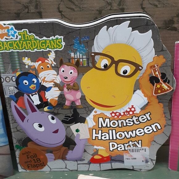 Bundle of 5 Halloween books. - Picture 3 of 6